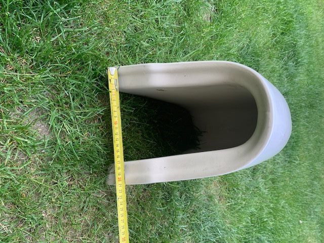 Półpostument biały.