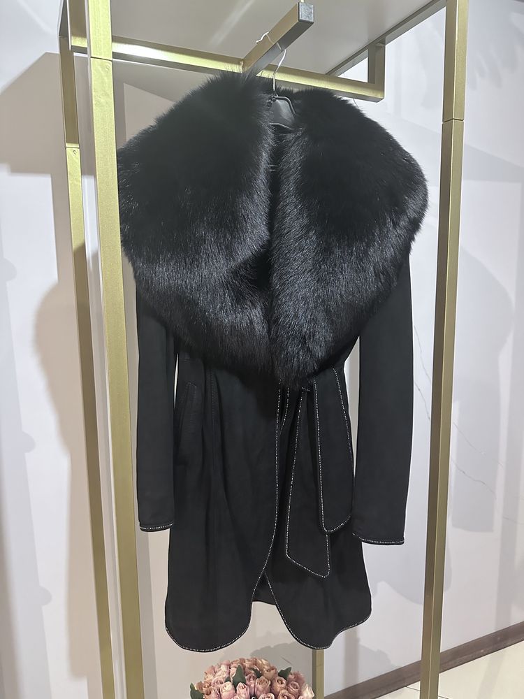 Шикарное пальто с меховым воротником.