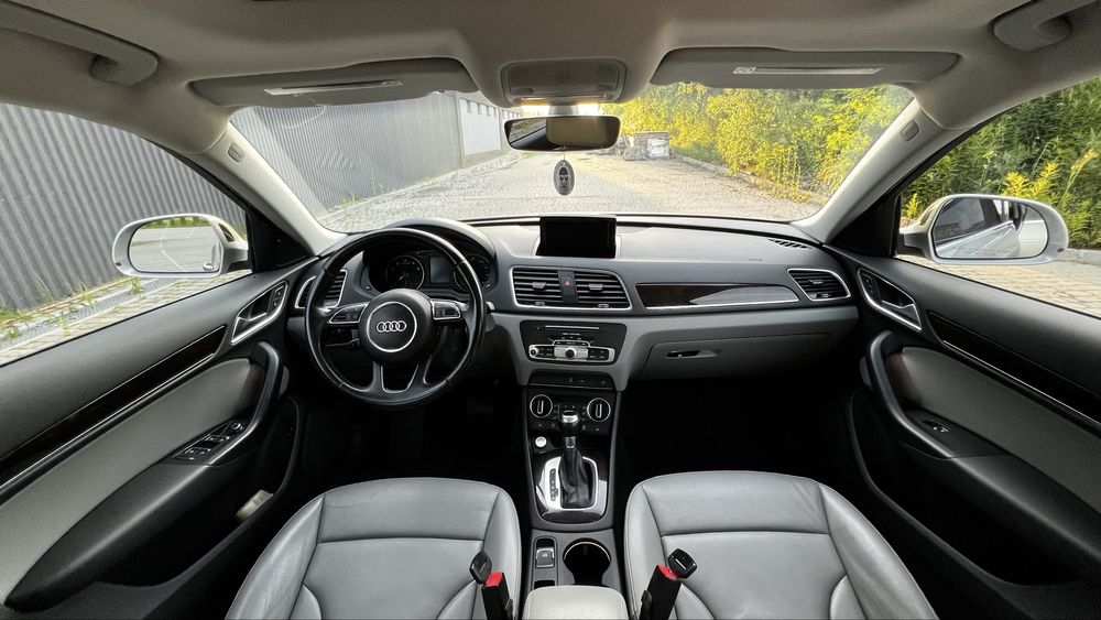 Продам Audi Q3 2.л бензин
