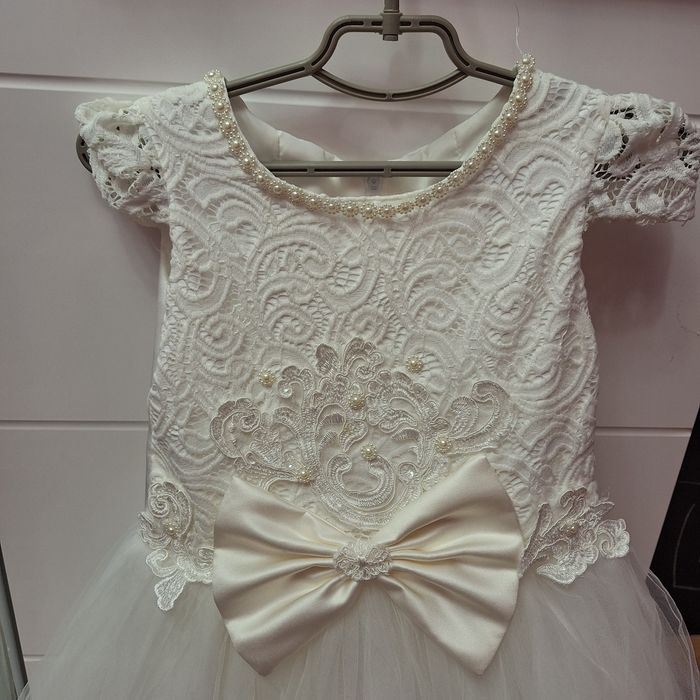 Плаття біле пишне на дівчинку