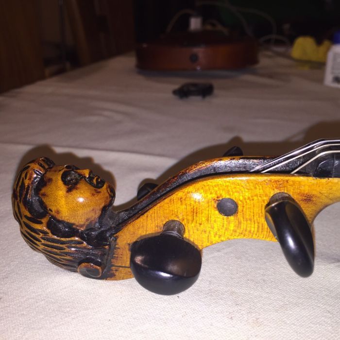 Violino antigo com cabeça personalizada