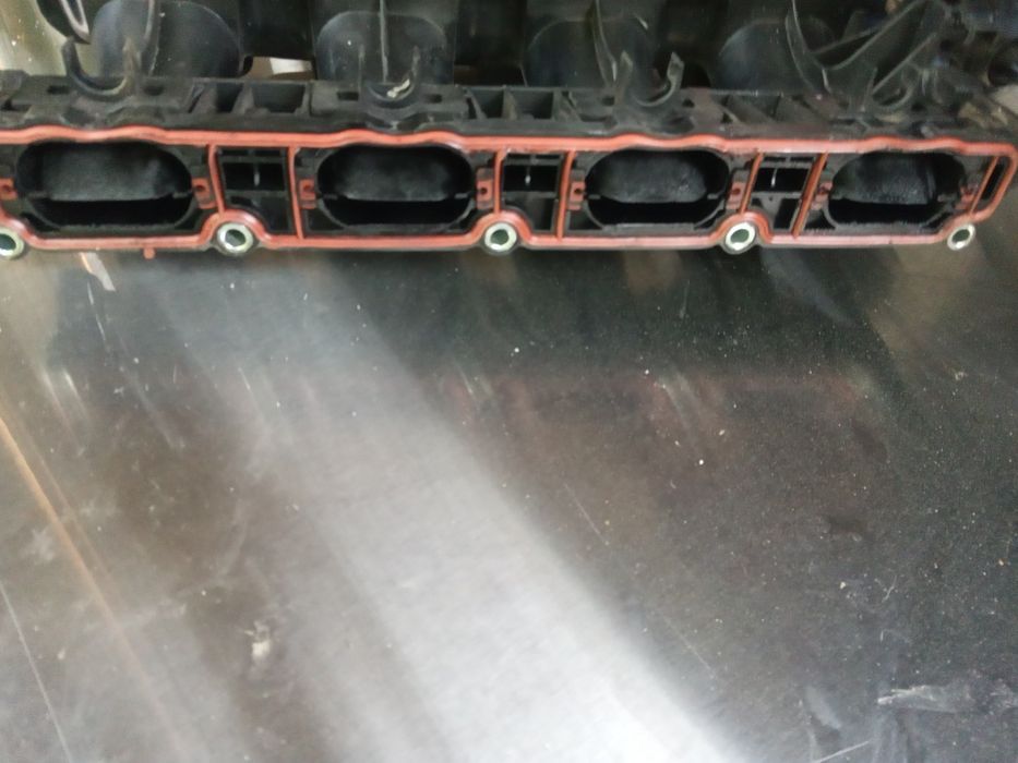 Колектор впускний