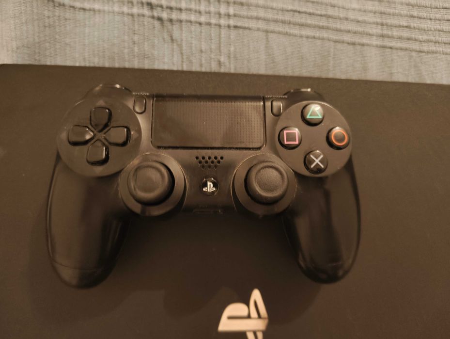 Playstation 4 Pro 1TB - c/ Limpeza interna e massa térmica nova