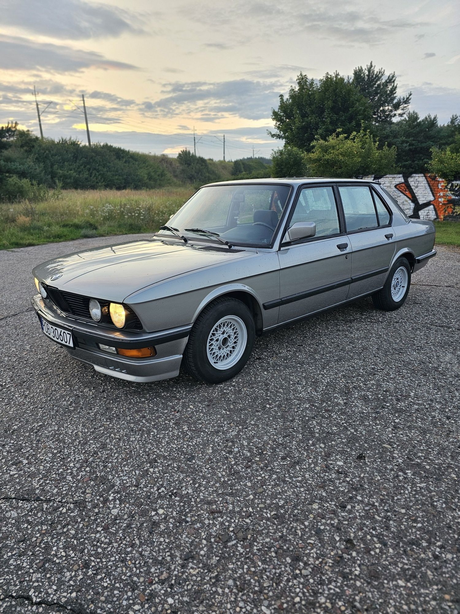 BMW E28 520i z silnikiem 2.8 – klasyka z duszą i pazurem