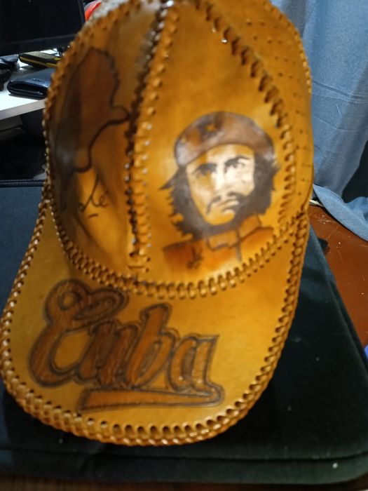 Бейсболка с логотипом