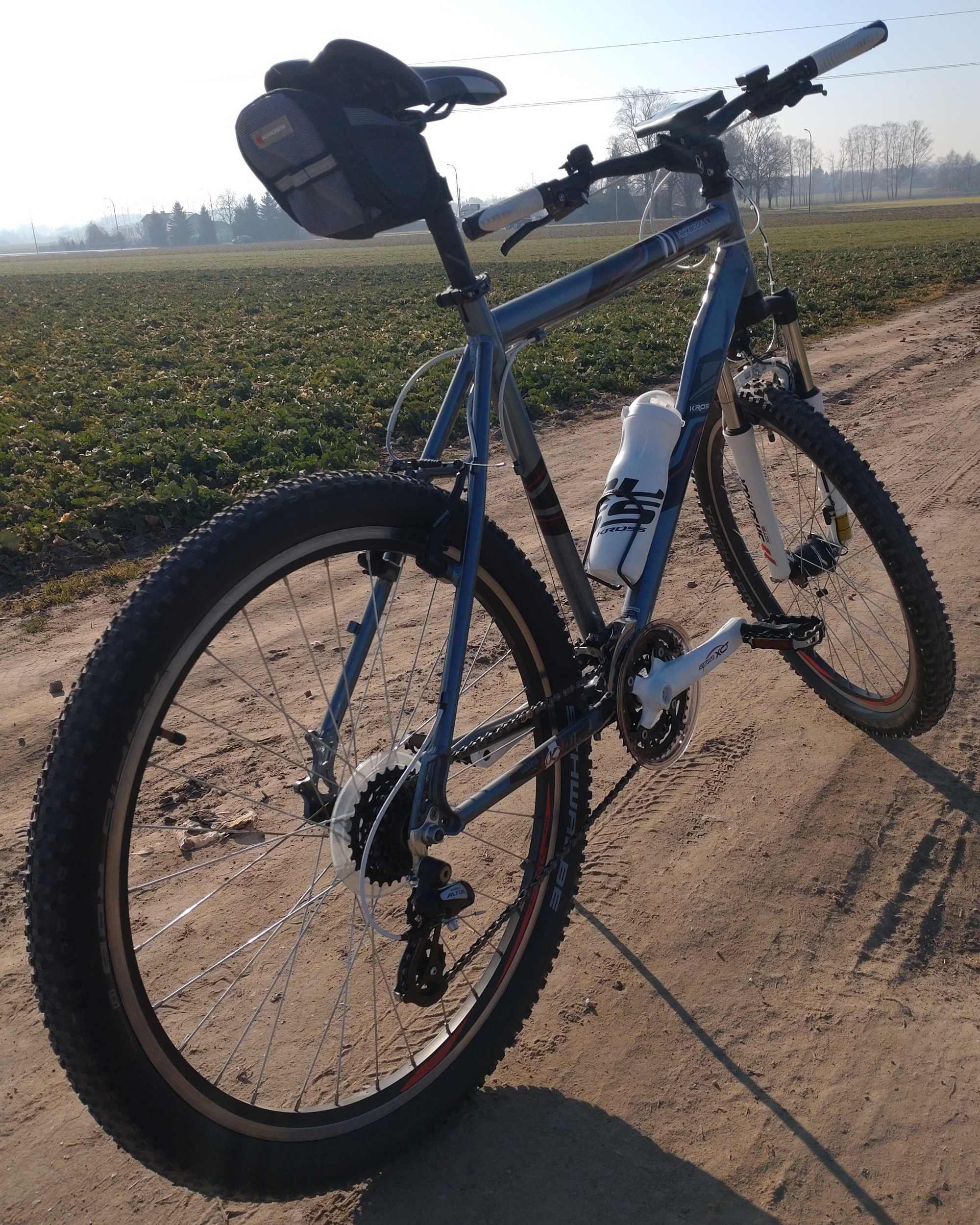 Kross Hexagon v6, koła 26", oświetlenie LED, dynamo w piaście rama 21"