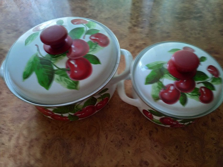 Посуд 4 каструлі та 1 чайник