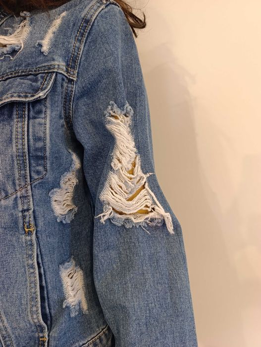 Damska jeansowa kurtka oversize – rozmiar M efekt „destroyed”,