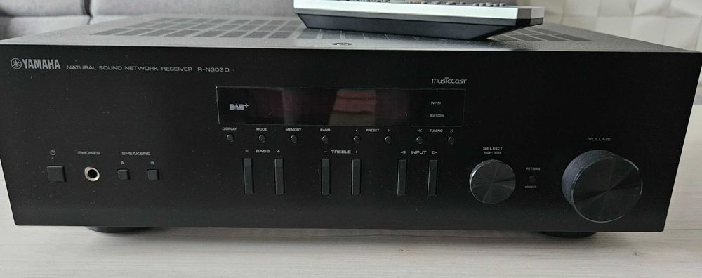 Zestaw amplituner Yamaha r-n303D i kolumny Nova 8F