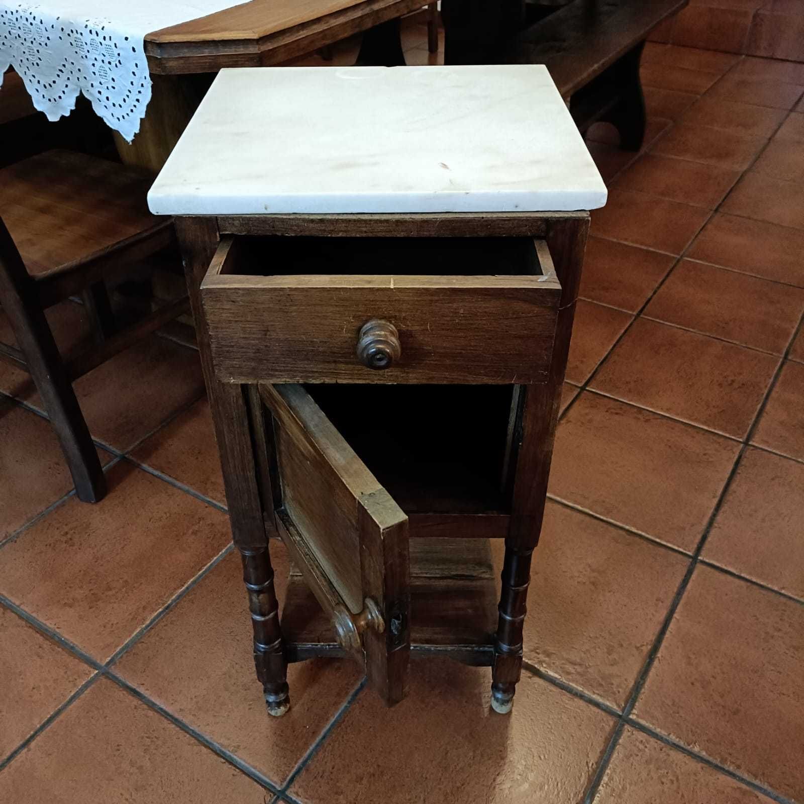 Mesa de cabeceira antiga com pedra mármore - Peça Vintage