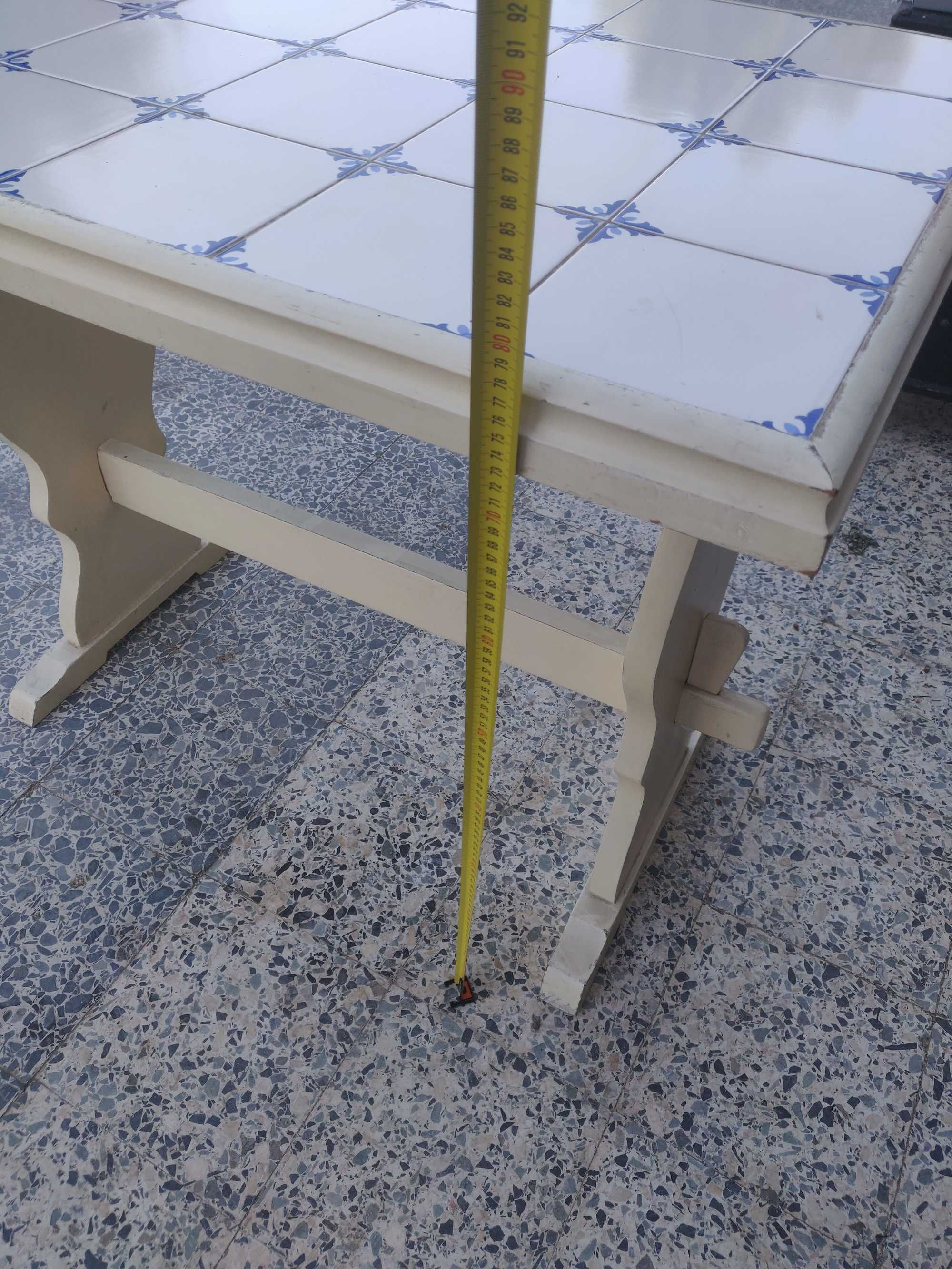 Mesa com azulejos