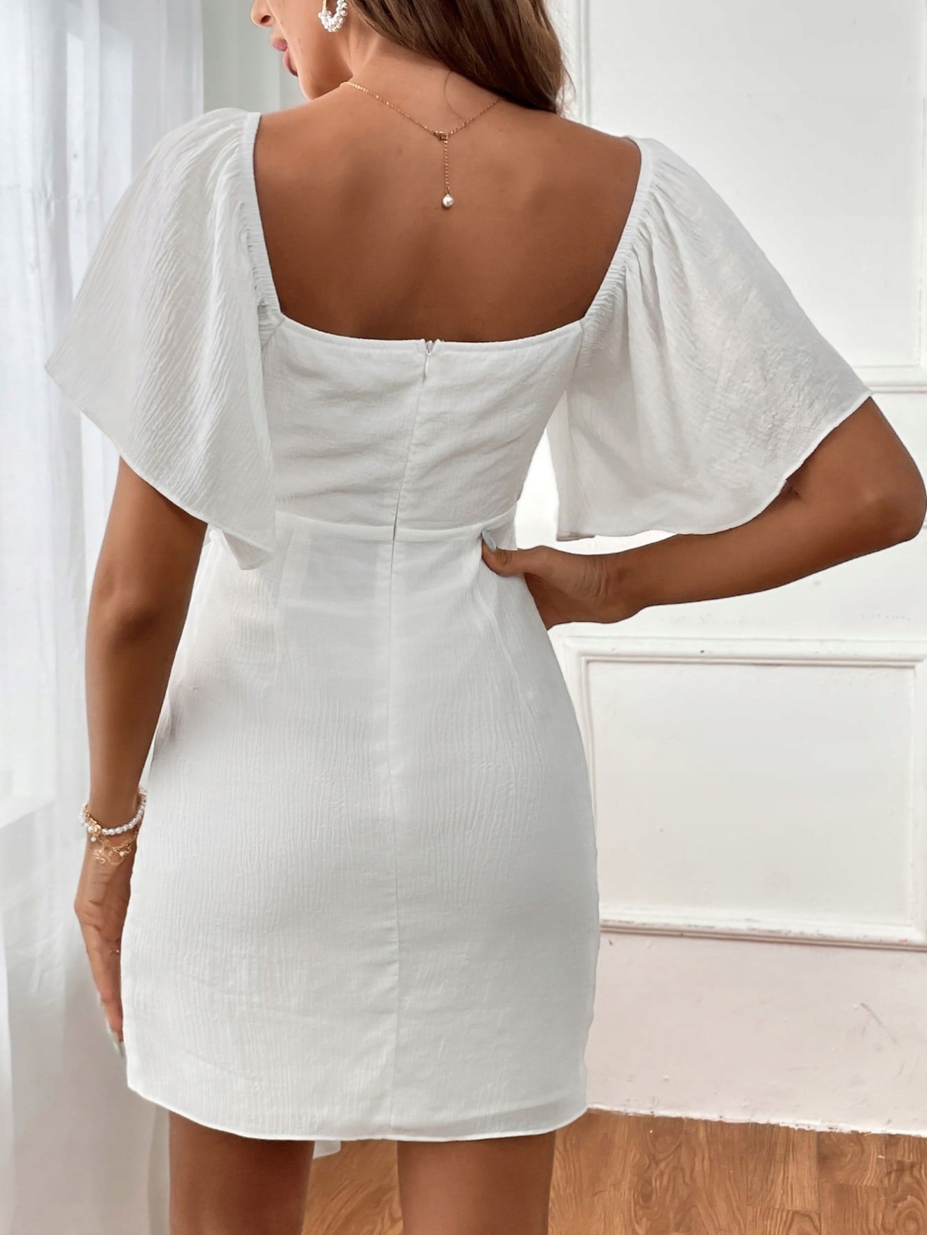 Sukienka Kopertowa Z Kwadratowym Dekoltem Elegancka Biała Mini Shein M