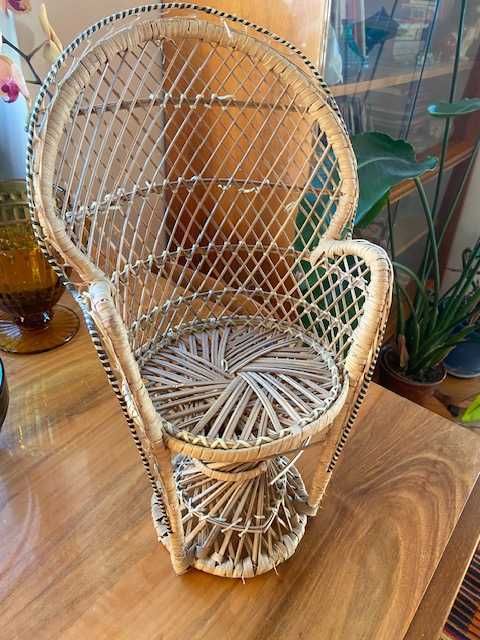Pleciony fotel (kwietnik)