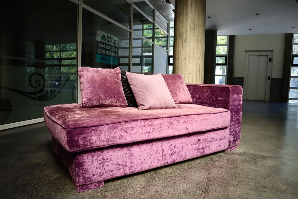 sofa de veludo rosa