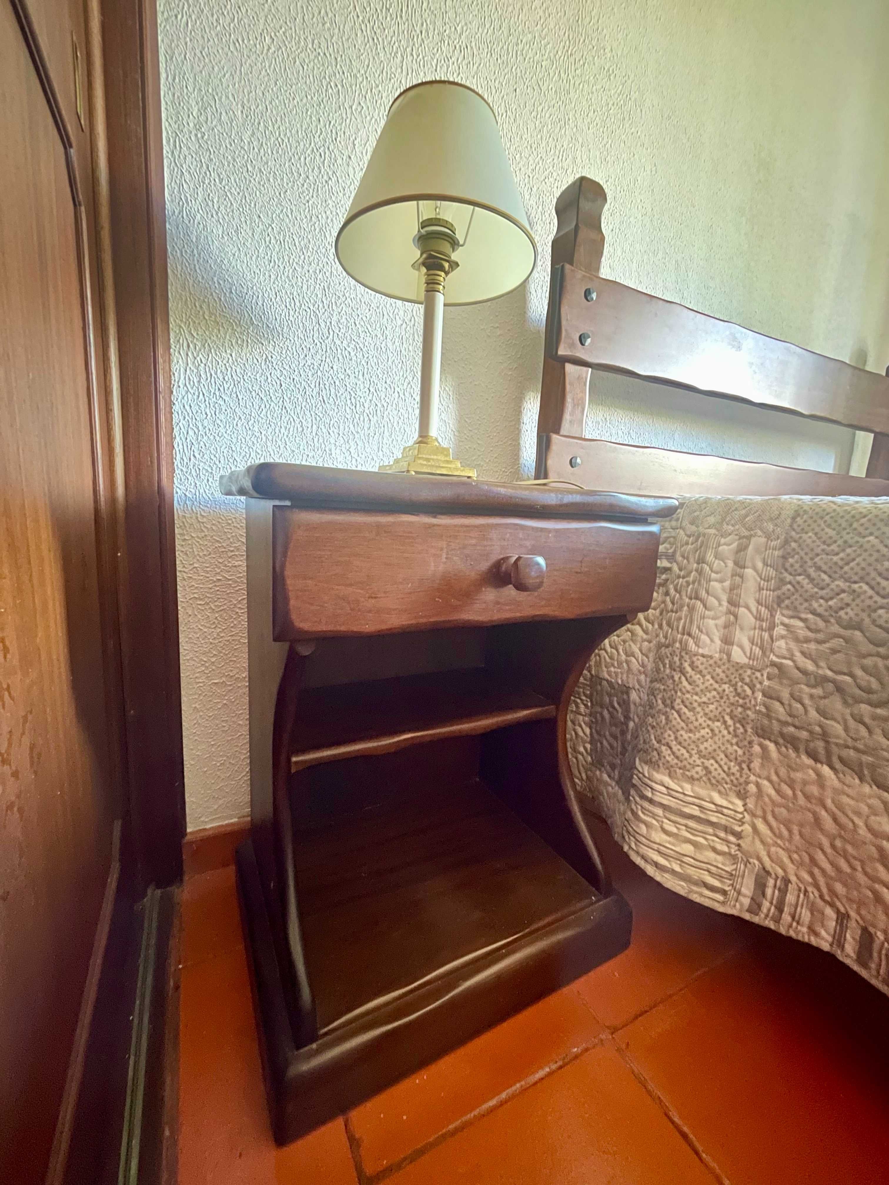 Mobilia quarto em madeira de Castanho