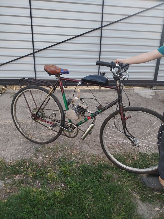 Велосипед з двигуном. Мото велосипед. Дирчик