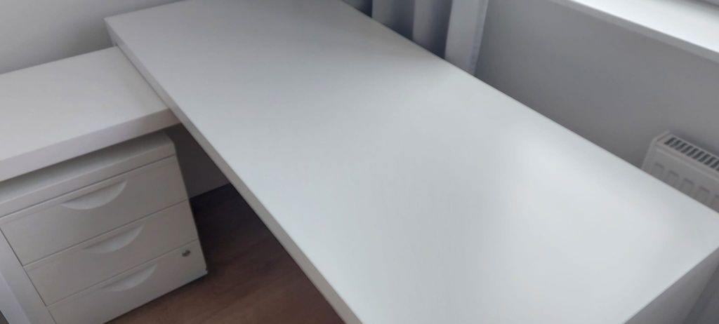 Biurko białe z wysuwanym panelem ikea malm