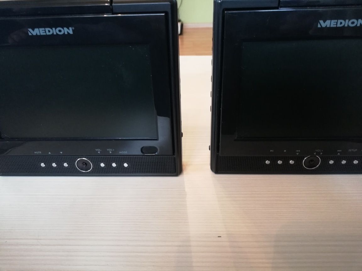 2 Odtwarzacze DVD i CD z monitorami