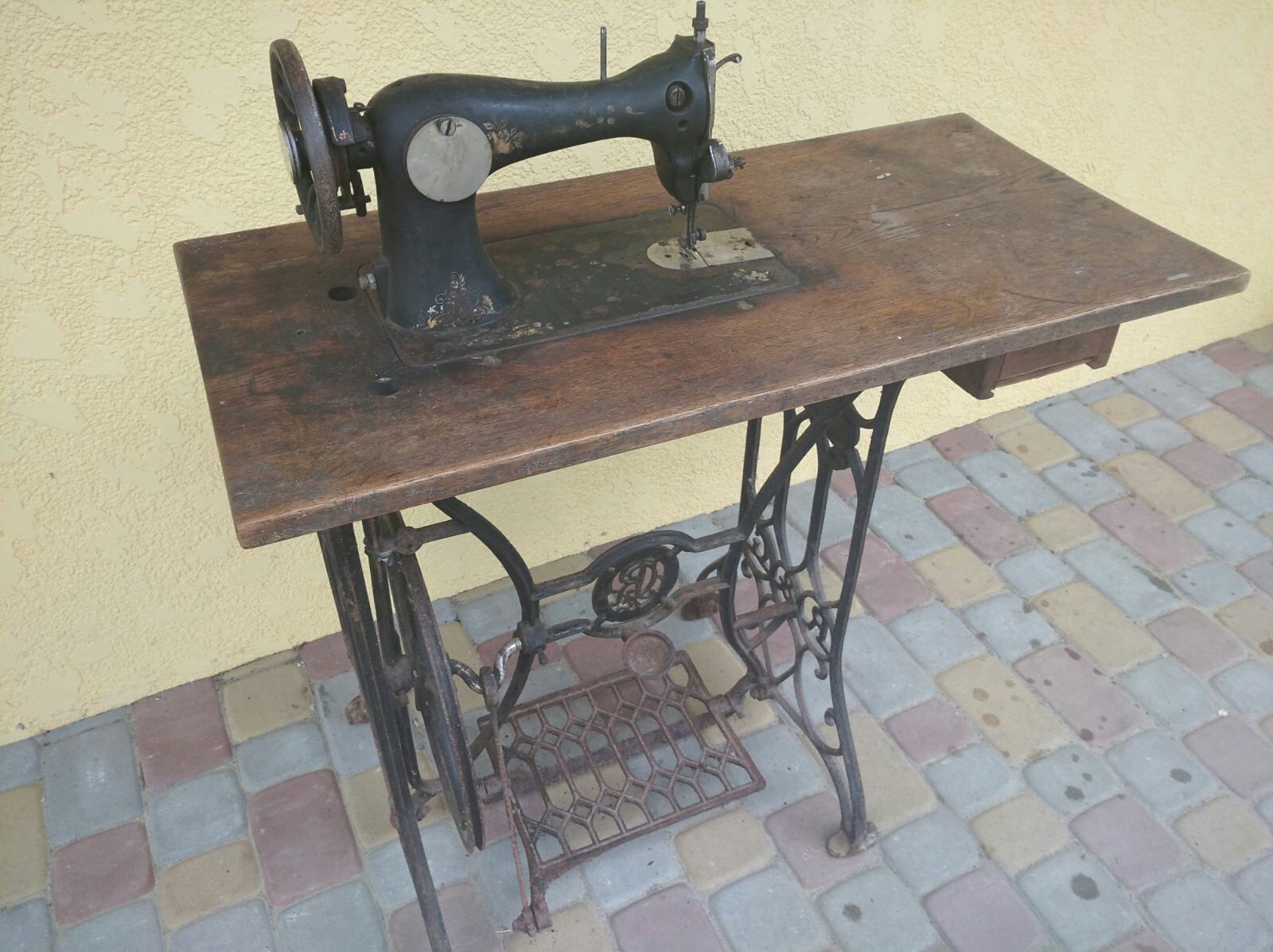 Швейна машинка старовинна