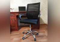 Крісло компютерне на колесах чорне офісне P-5511 новый стул для офиса