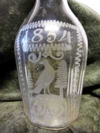 grande antiga garrafa em vidro com fantásticas gravuras de 1854