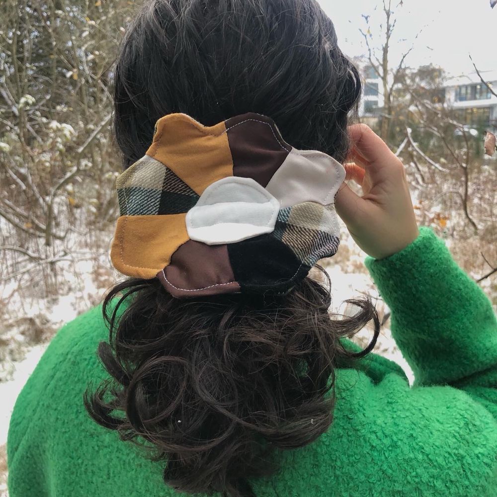 Scrunchie gumka do włosów z dużym kwiatem handmade rękodzieło