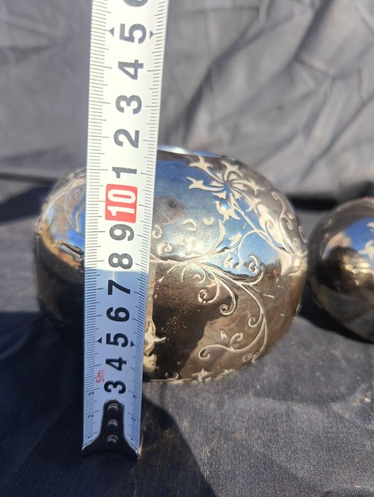 Dwa współczesne świeczniki