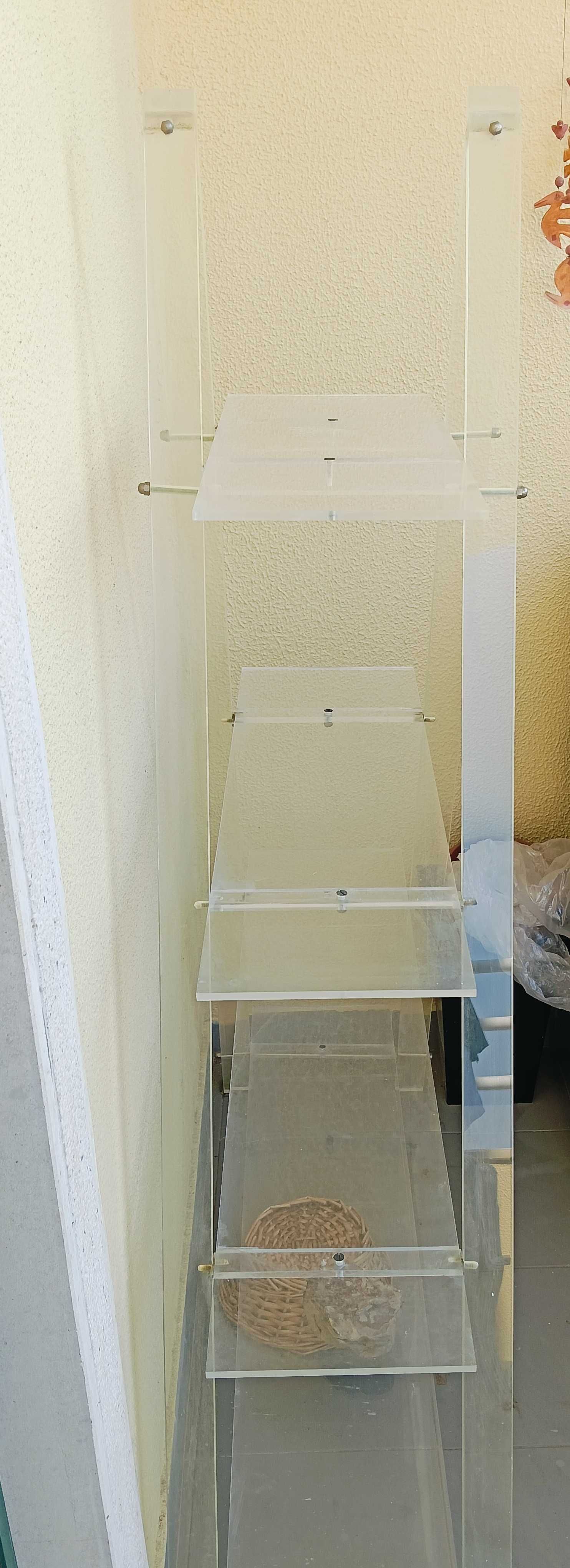 Pirâmide em acrílico