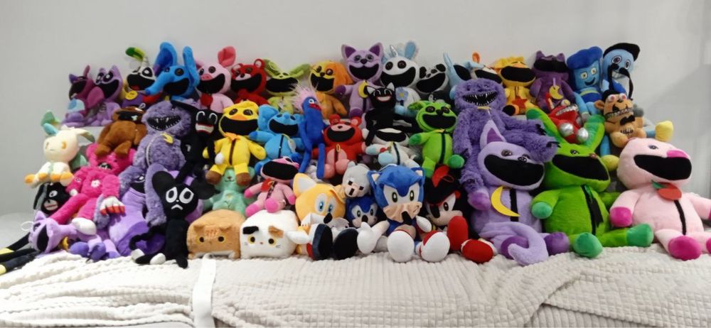 В наявності дуже багато іграшок кетнеп, догдей, хагі вагі, сонік та др