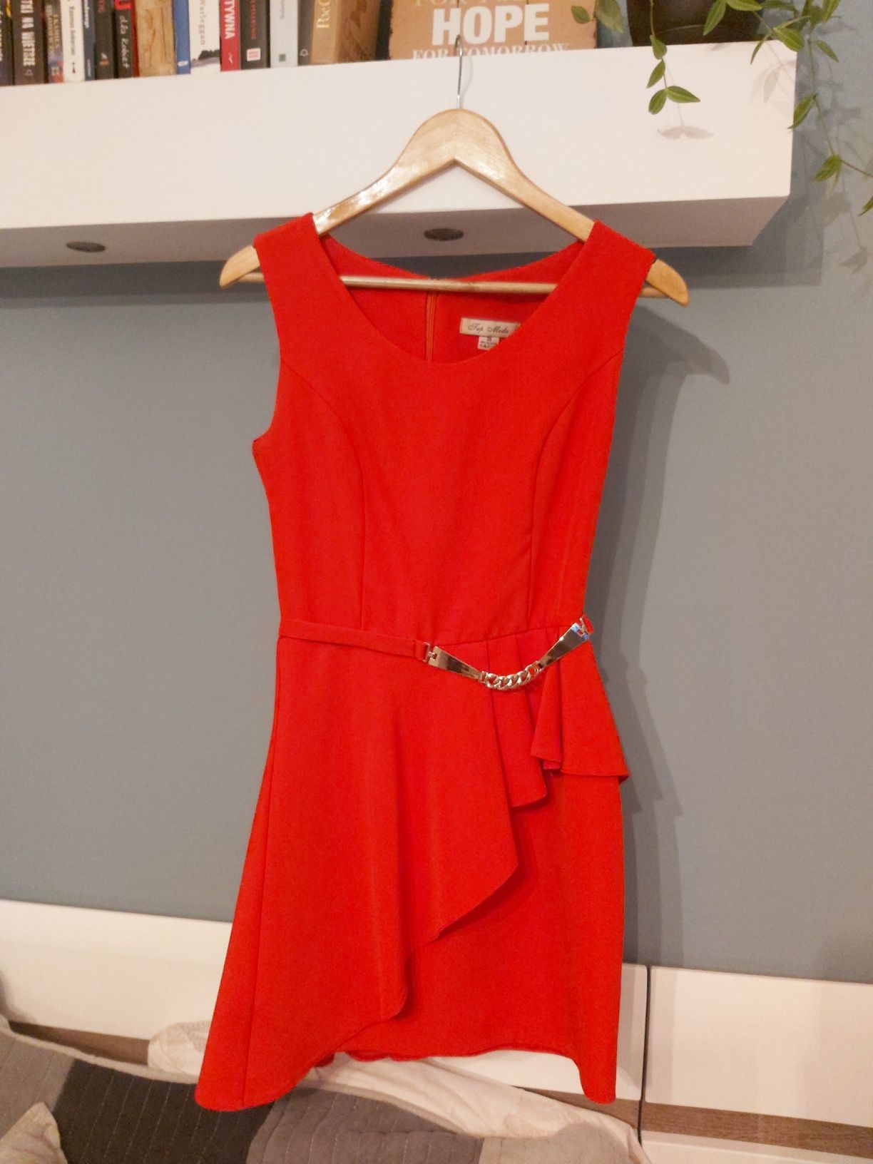 Czerwona sukienka z baskinką