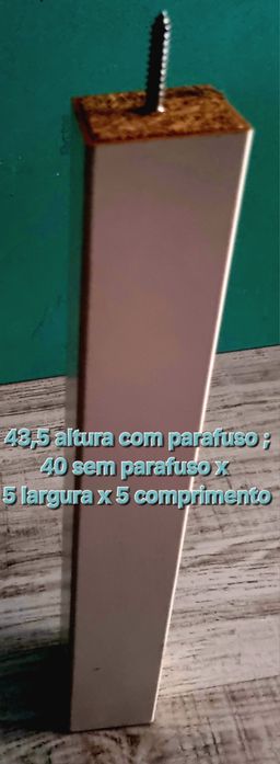 Mesa pequena/secretária com 4 pernas.