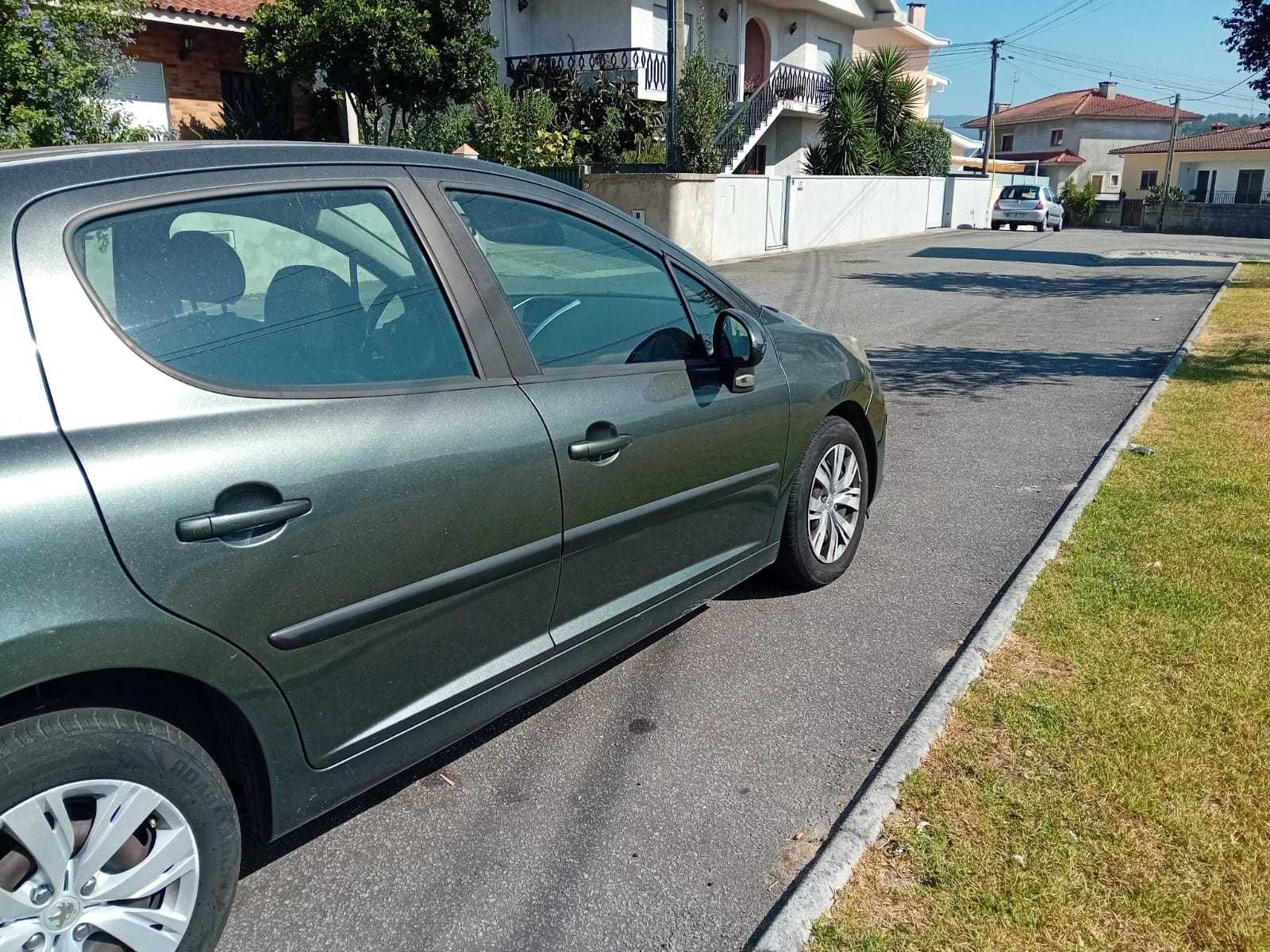 Peugeot 207 cinzento do ano 2007