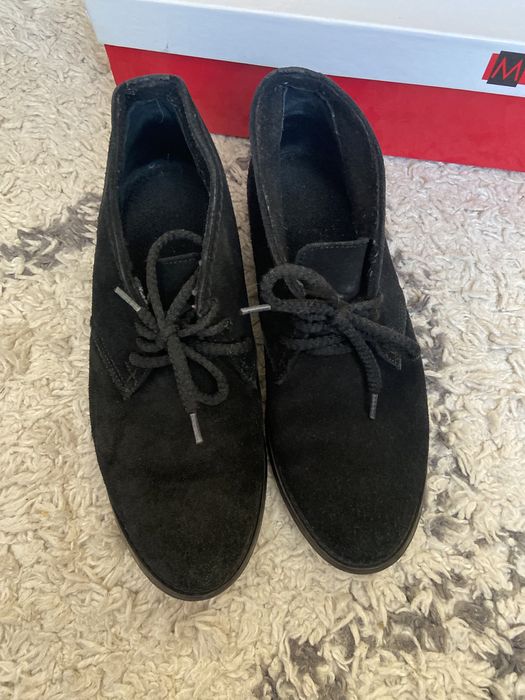 Жіночі замшеві черевики на низьких підборах та шнурівці