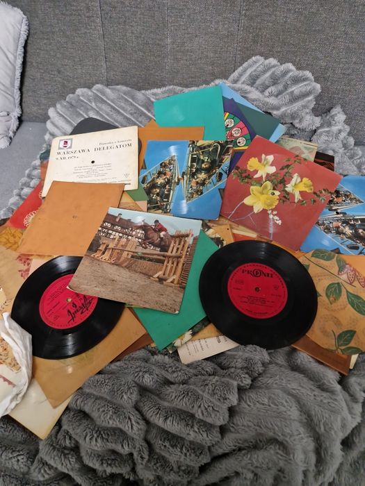Kolekcja pocztówek dźwiękowych PRL + winyle – Beatles, Elvis, Czerwone