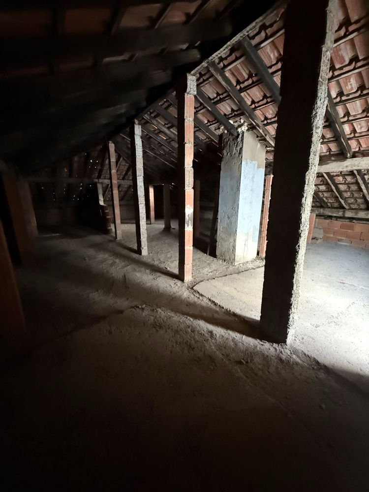 Moradia, sotao, loja, garagem, cave