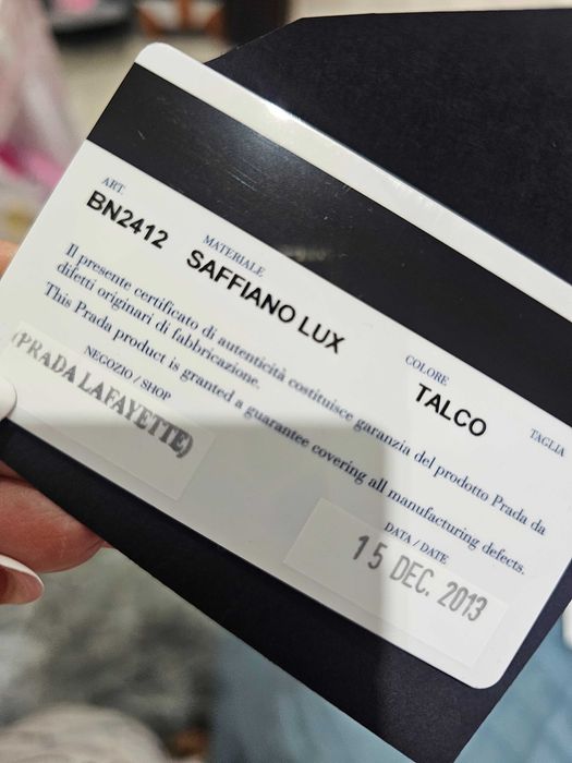 Carteira Prada Saffiano Branca usada.