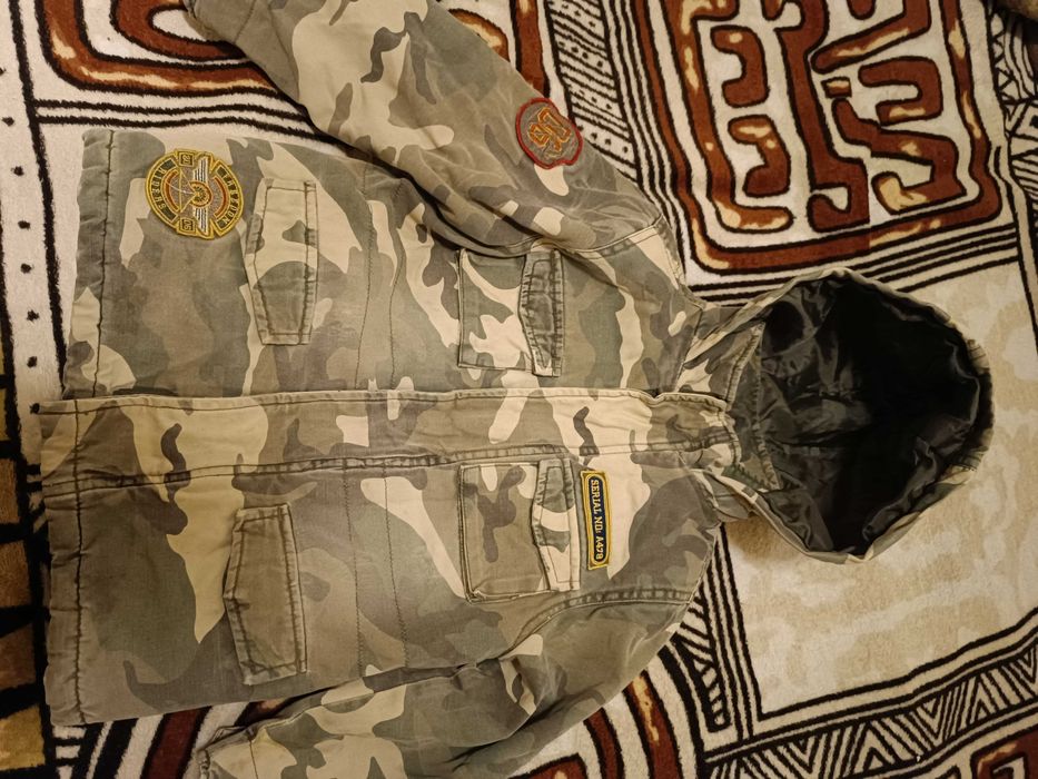 Детская куртка-бомбер с комуфляжным принтом и нашивками