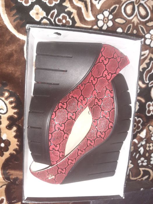 Туфлі на платформі, в подарунок сумочка клатч в колір