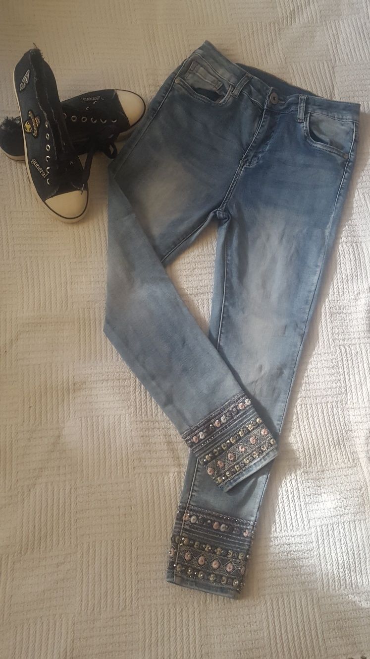 Spodnie jeansy,  r M. Haft , zdobienia na nogawkach,  wysoki stan