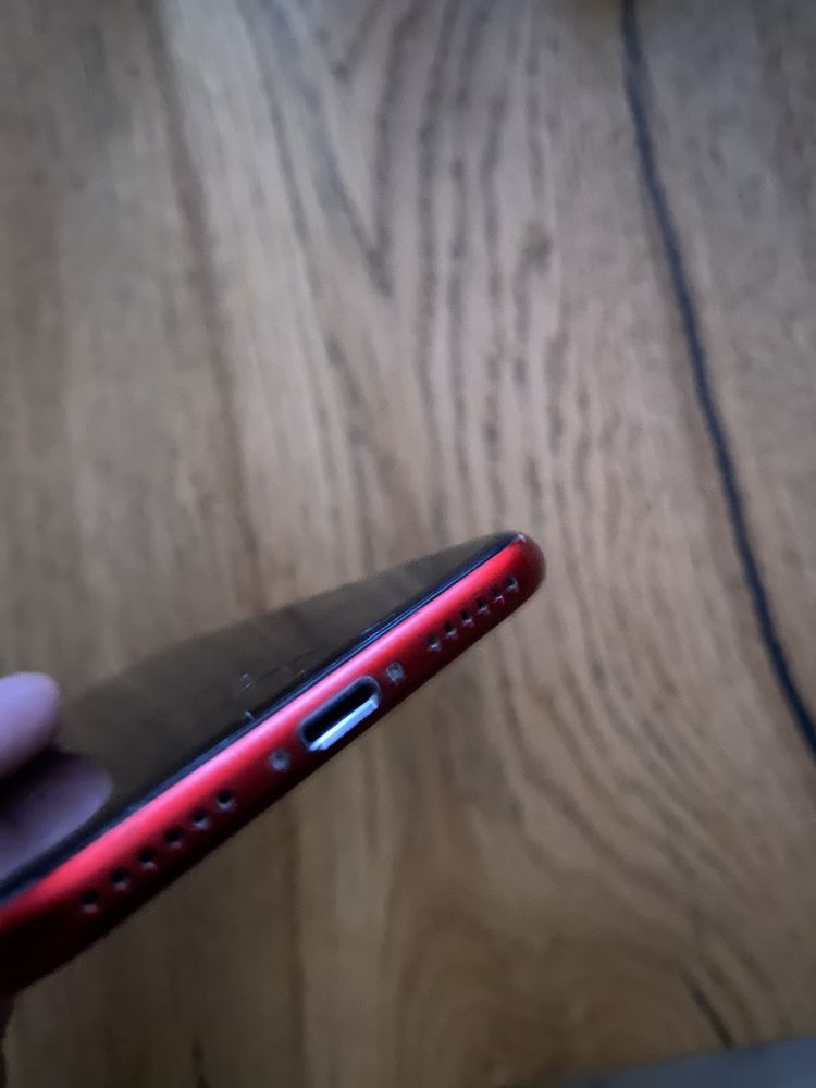 Apple 8 telefon czerwony