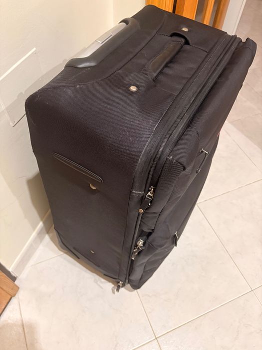 Mala grande de viagem Emidio Tucci — 4 rodas, bom estado, preta