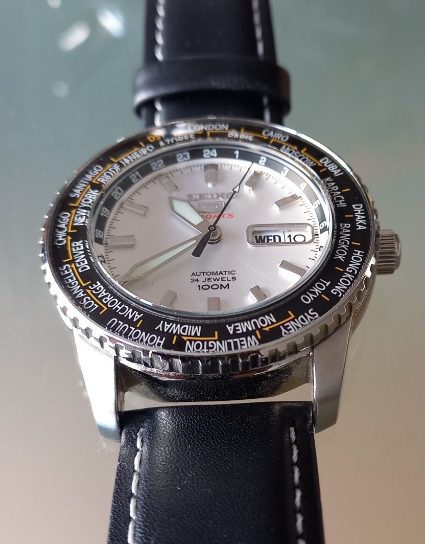 Seiko 5 Sports, hora mundial.