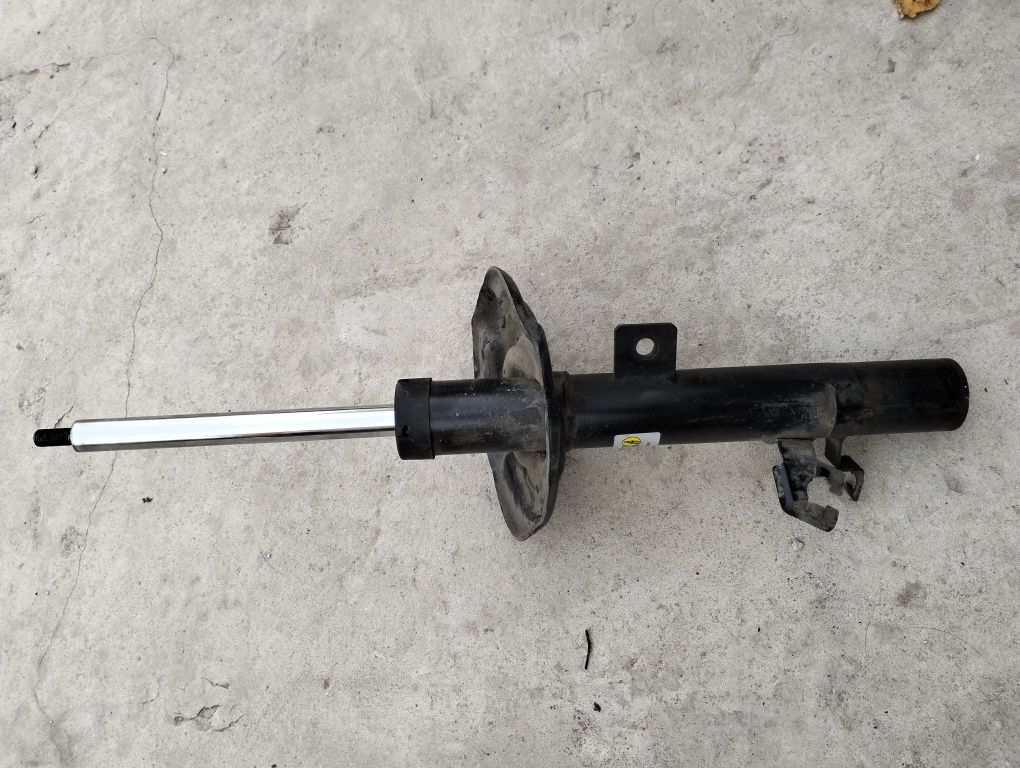 Продам амортизаторы,стойки.Коврик в багажник.Nissan rogue, xtrail