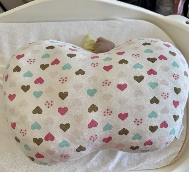 Almofada decorativa em forma de maçã com padrão de corações