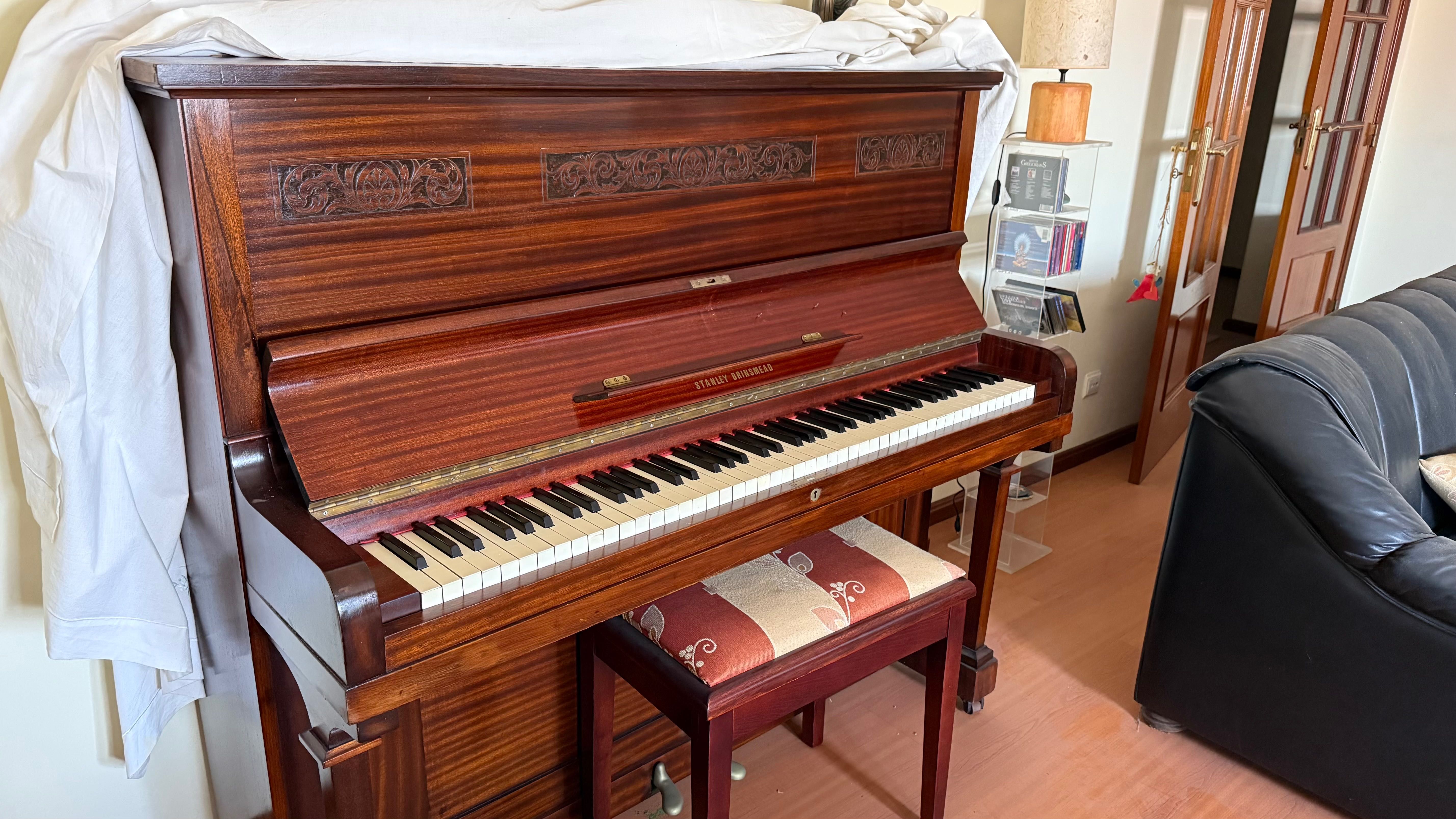 Piano acústico Stanley brinsmead