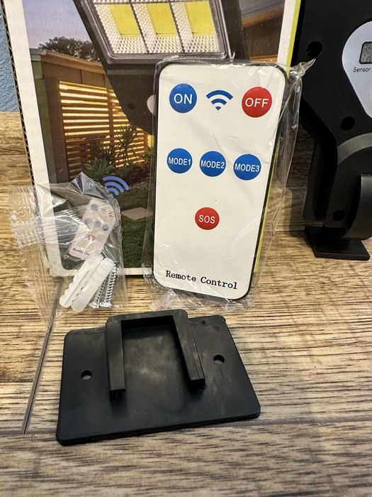 Nowa lampa solarna LED z czujnikiem ruchu + pilot – SENSOR STREET LAMP