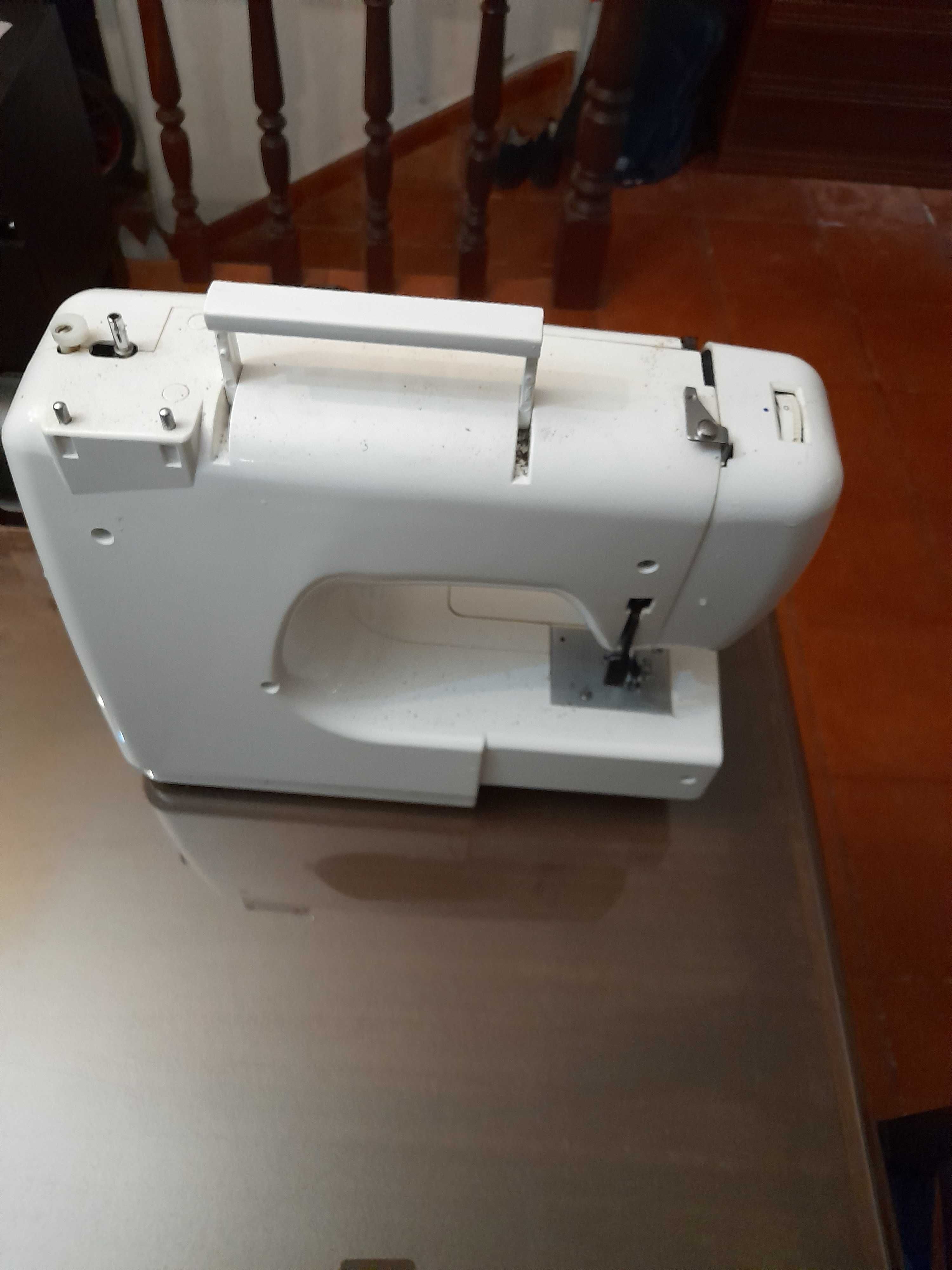 Máquina de costura nova.
