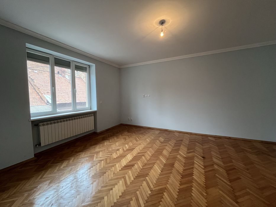 Продвється двохкімнатна квартира центр Мукачева/ вул. Миру