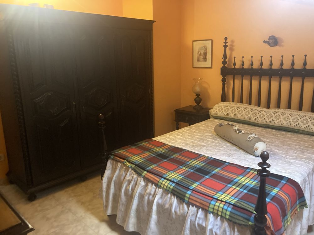 Mobília de quarto antiga com roupeiro 2