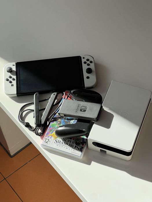Nintendo Switch OLED 64GB + Super Smash Bros Ultimate